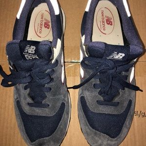 Men’s navy blue 574 New Balance sneaker